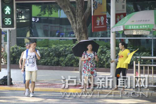 絕大多數(shù)市民都做到了自覺禮讓斑馬線，不橫穿馬路，不翻越欄桿，做到車讓人、人讓車2.JPG