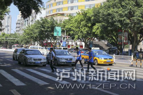 四川警察學院前的斑馬線沒有紅綠燈，但過往車輛見到有行人過斑馬線都會禮讓行人
