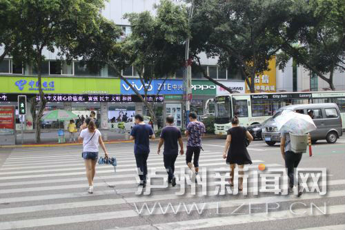 絕大多數(shù)市民都做到了自覺禮讓斑馬線，不橫穿馬路，不翻越欄桿，做到車讓人、人讓車