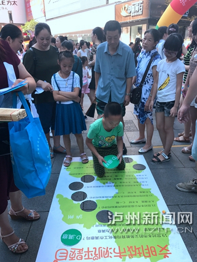 市民在宣傳點參加創(chuàng)文趣味游戲。 記者 朱虹 攝