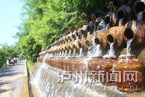 花田酒地景區(qū)酒壇倒出了水的靈動(dòng)。